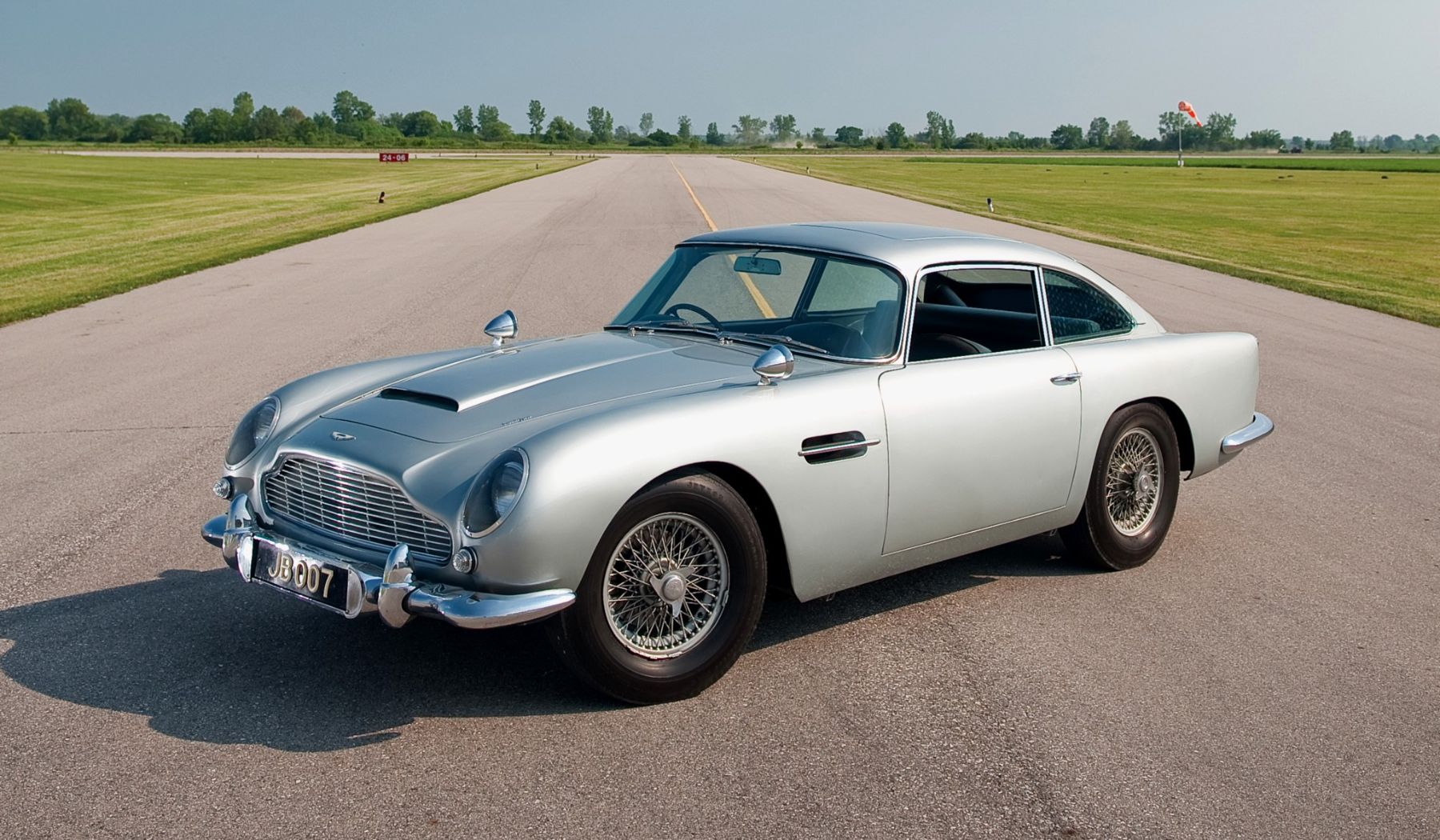 Top English Sports Cars of the 1960s: Iconic Models and Legacy