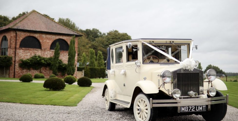 Wedding sports car hire how to choose? Simple tips for the perfect ride!