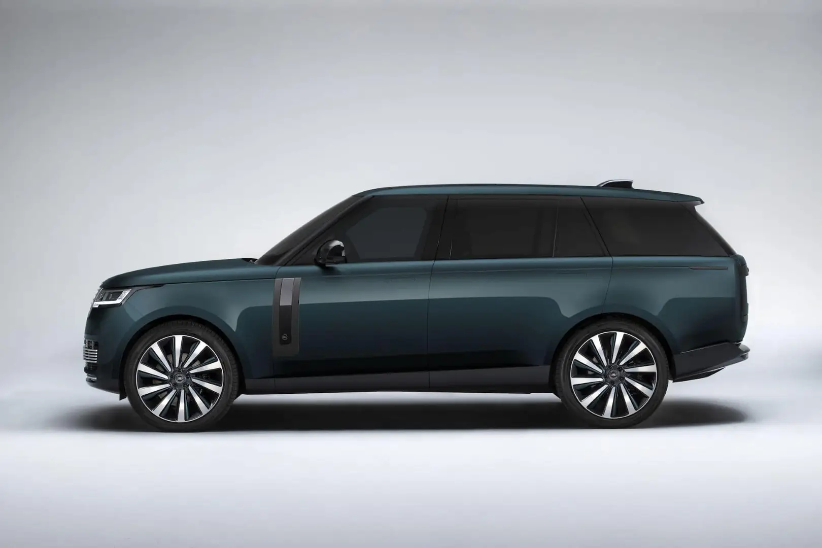Range Rover 3 Row SUV: Is It Worth the Hype and Price Tag for Families?