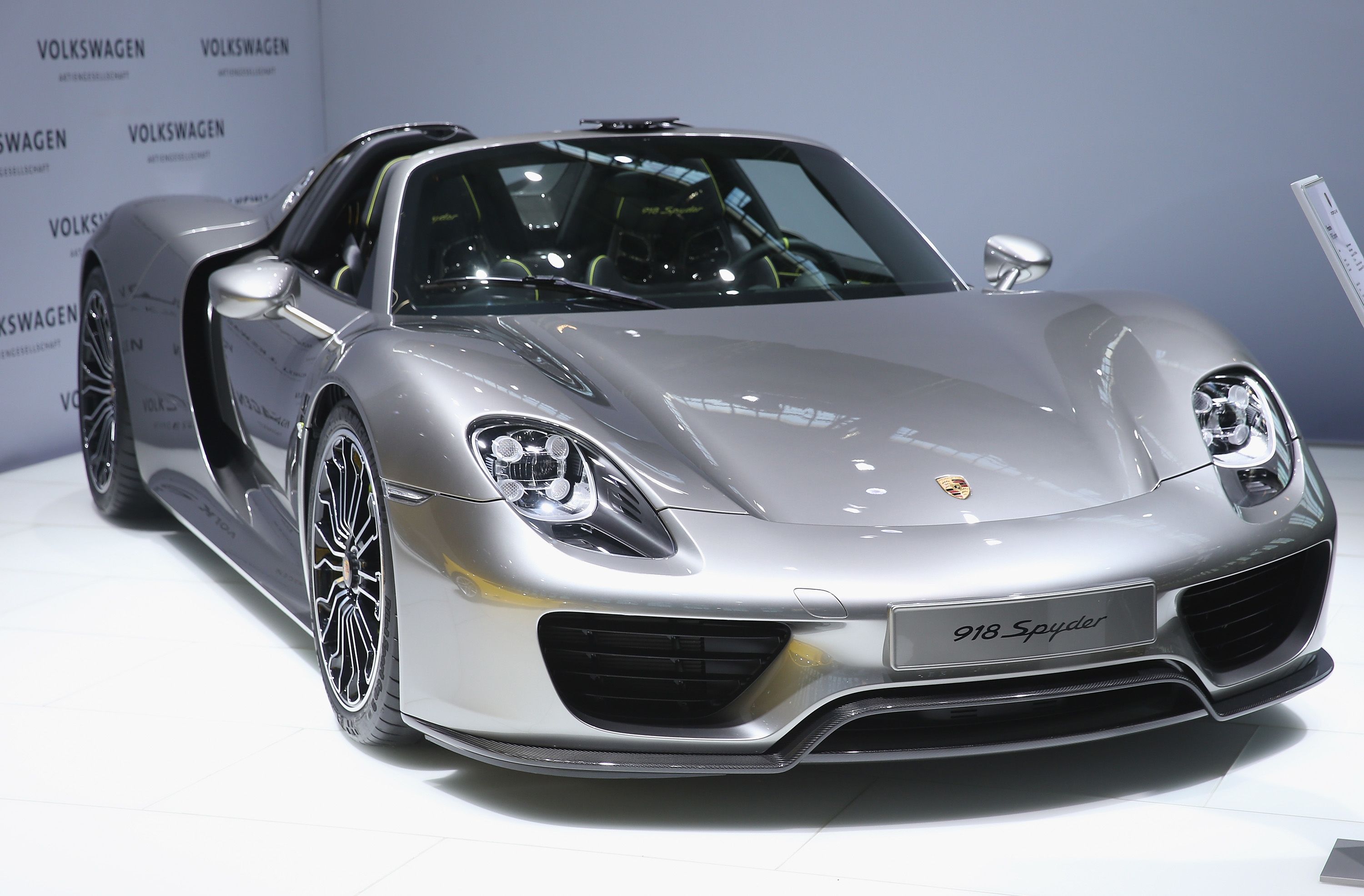 Hybrid Sports Cars 2014 vs. Gas Cars, See How These Eco-Friendly Speedsters Stack Up.