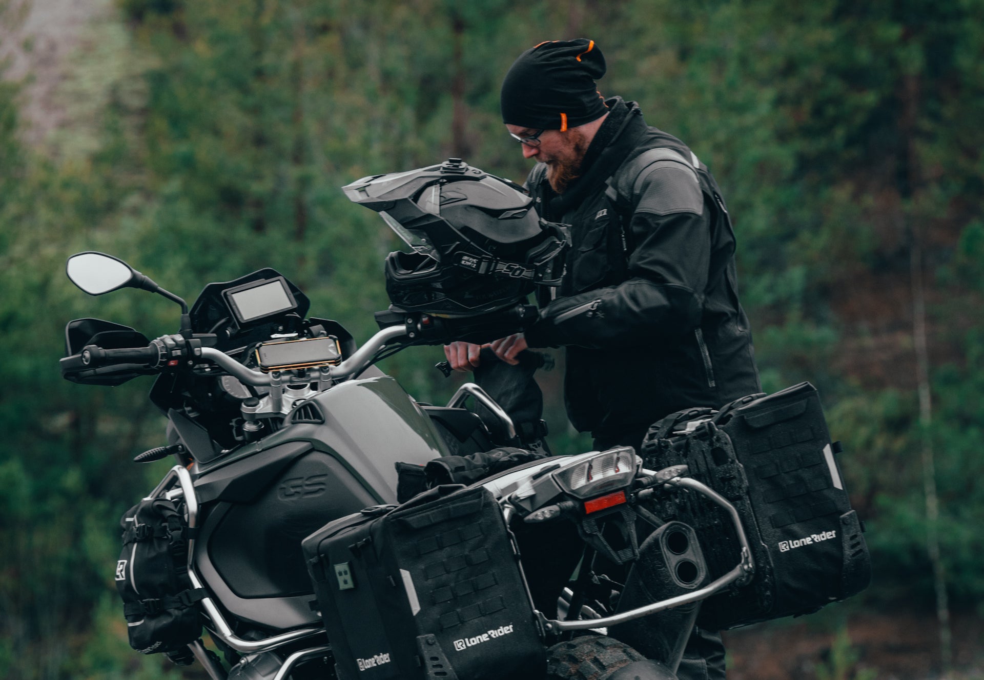 Alone rider motorcycle: gear essentials for a comfortable and secure trip for you